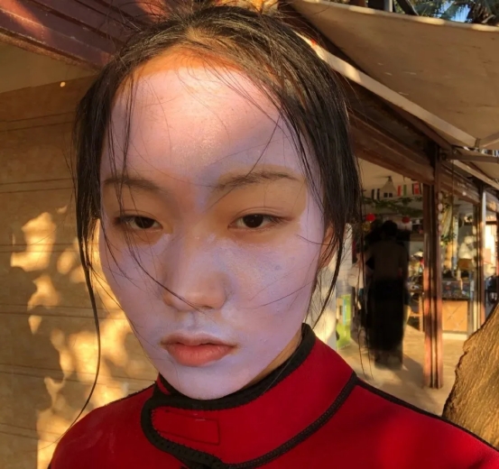 "贝勒爷"邵雨轩,拥4000万粉丝,靠沙雕人设走红,被称人间清醒