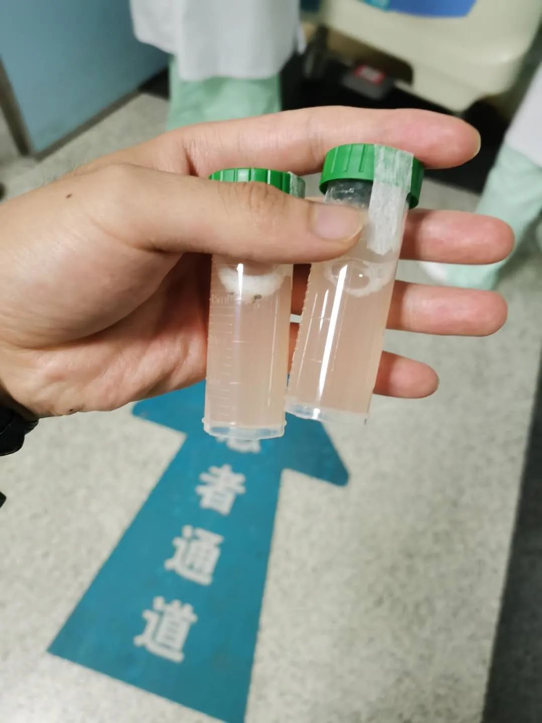 正能量|被洪水卷走负伤的他醒了！病床前这一幕让网友泪奔