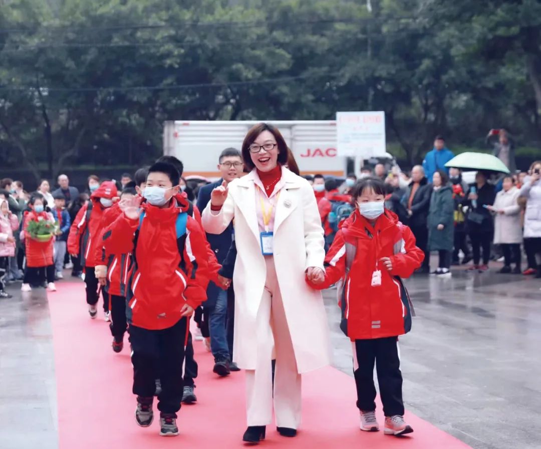 合川区中南小学校长李雪莲:办一所充满温暖洋溢温情的学校