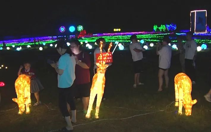 嵖岈山温泉小镇精彩上演夏季灯光秀