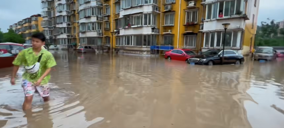大雨倾盆,客厅被淹!暴雨导致北京多处变成水乡泽国