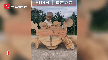 手艺人!爷爷给孙子做螃蟹车，网友：馋哭隔壁300个月的宝宝插图