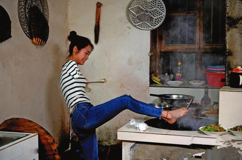 "无臂女孩"杨佩:9岁失去双臂,曾靠乞讨为生,最后逆袭成大老板