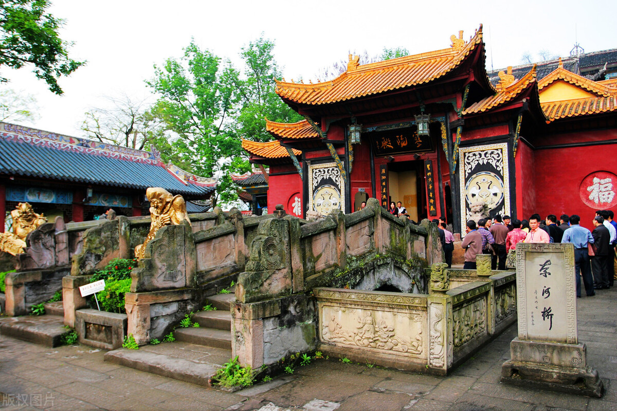 重庆丰都,以其独特的"鬼城"文化而闻名于古今中外,这里也是是连接四川