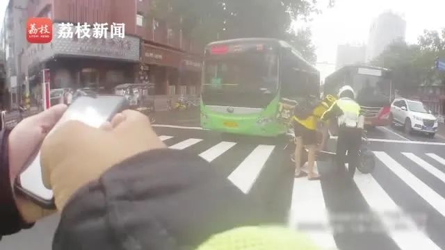 外卖小哥|河南一顾客点了一份外卖，居然由警察送来？原因让网友直呼温暖