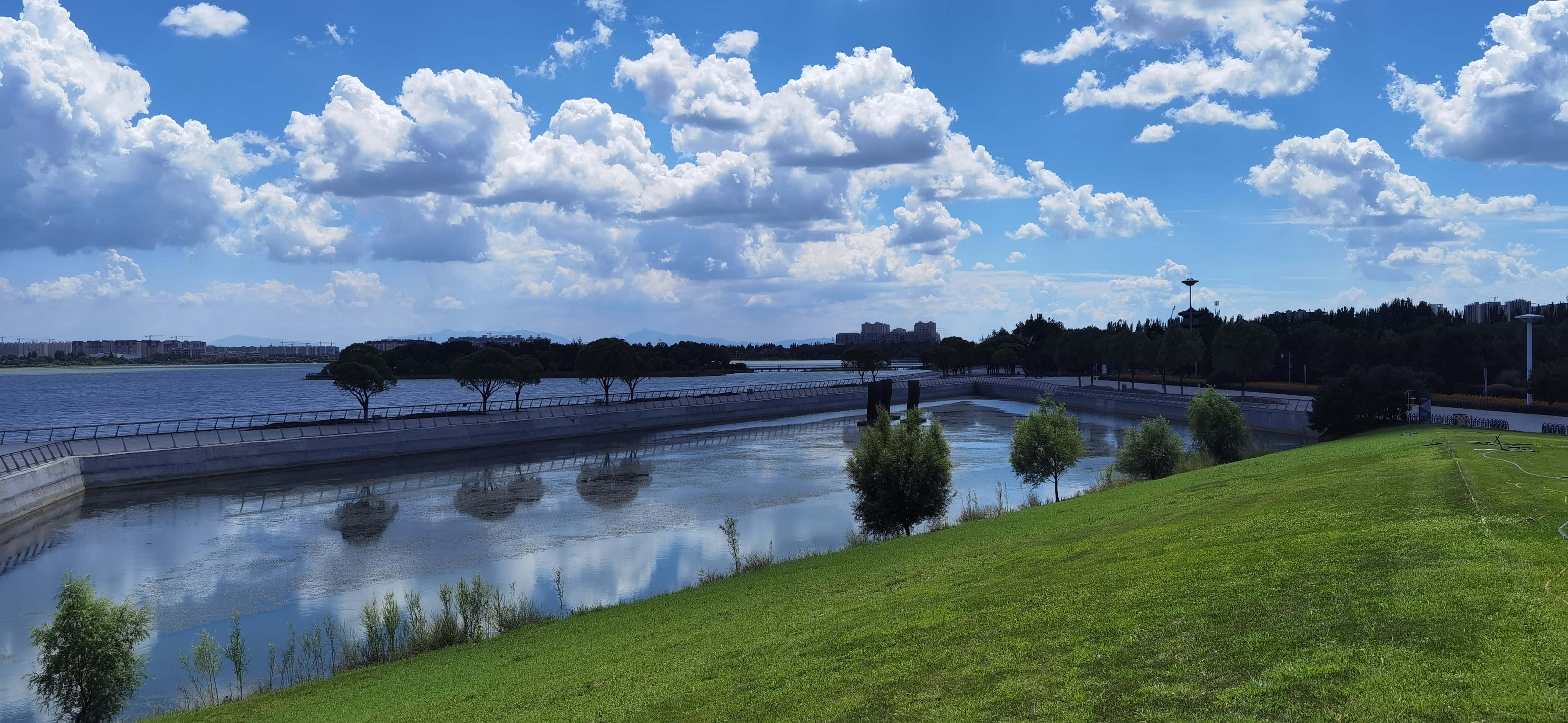 你以为干旱的大同,市中心大湖碧波万顷,景色怡人看不够的大同蓝