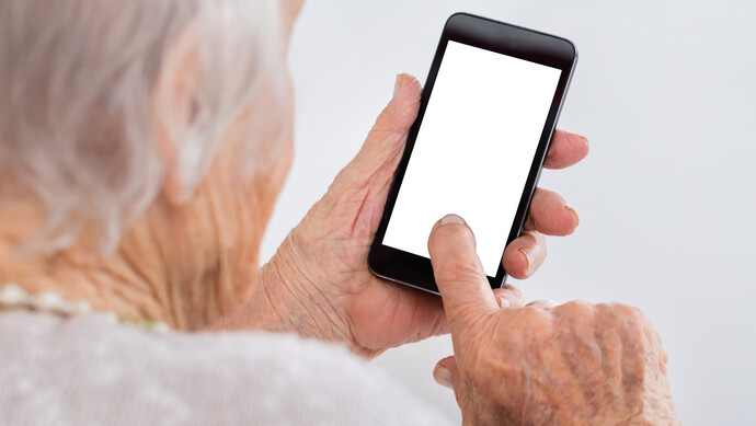 家有"网瘾"老年:有人看手机至凌晨1点,有人每日在线10小时