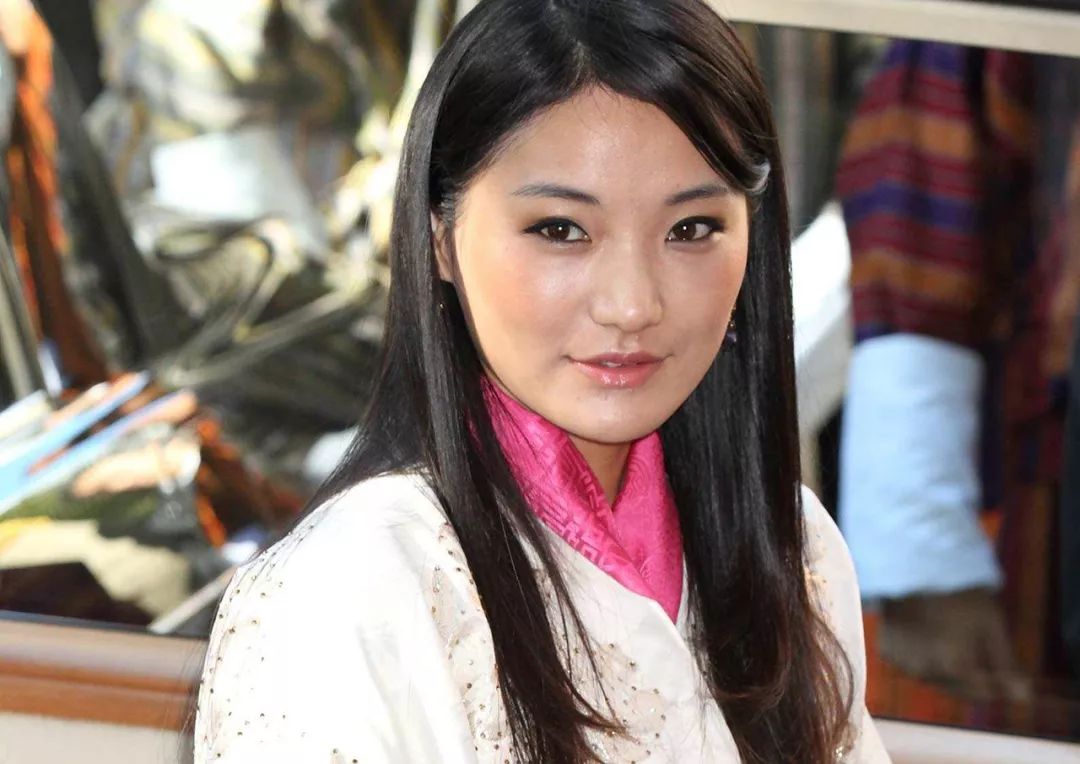 2023年不丹王后生下三胎小公主,膝下两子一女,成功保住独宠地位