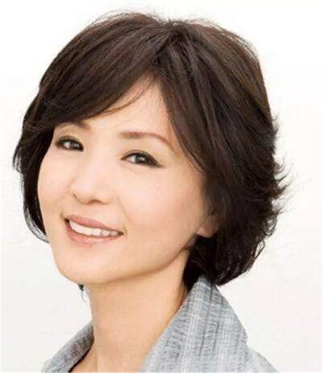 女人過了40歲,建議剪掉長髮留短髮,原因有這4點,重點不是好看