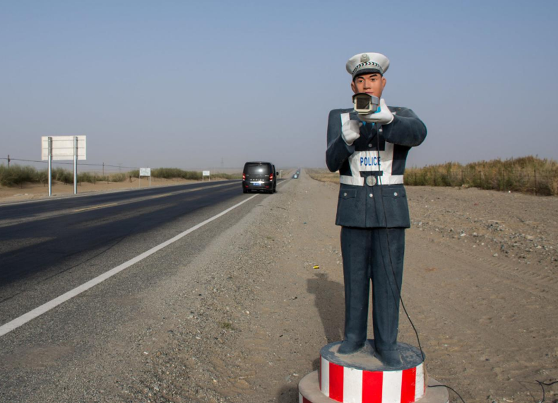 "假交警"站岗逐渐增多,车主苦不堪言:不怕扣分,晚上不敢出门