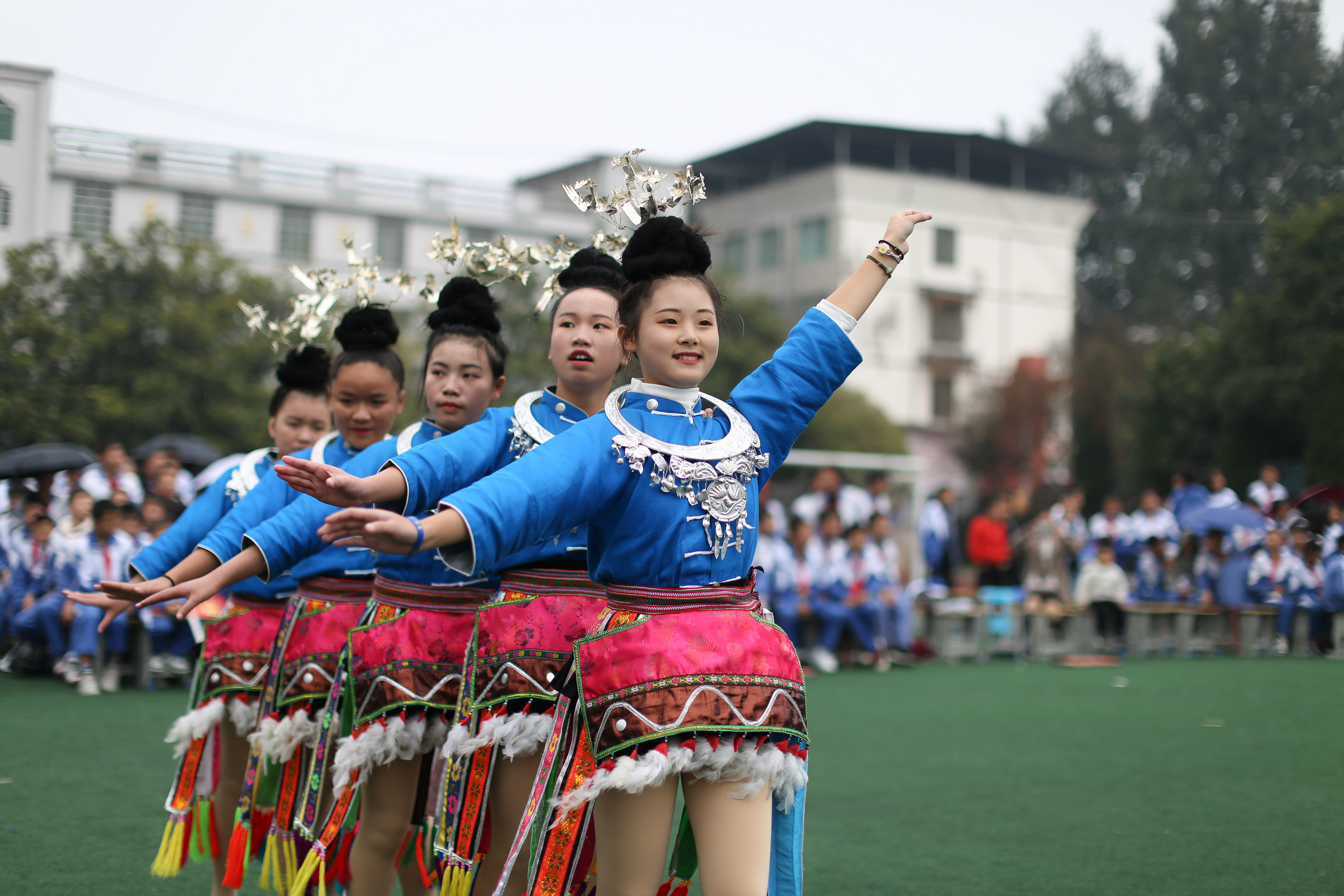 贵州丹寨:非遗进校园 "锦鸡"舞起来(1)
