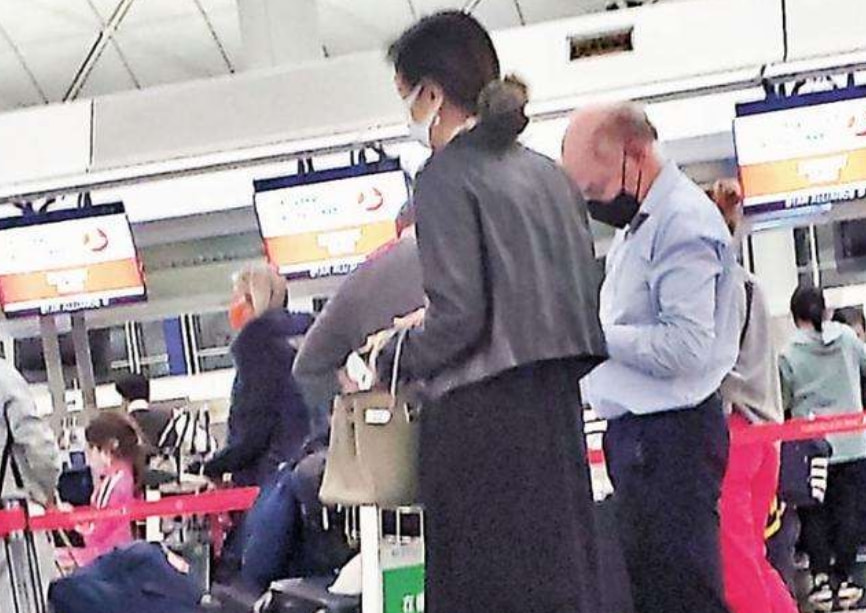 打掉黎智英"保护伞"!港警行动后,夏博义连夜带着老婆儿子跑路