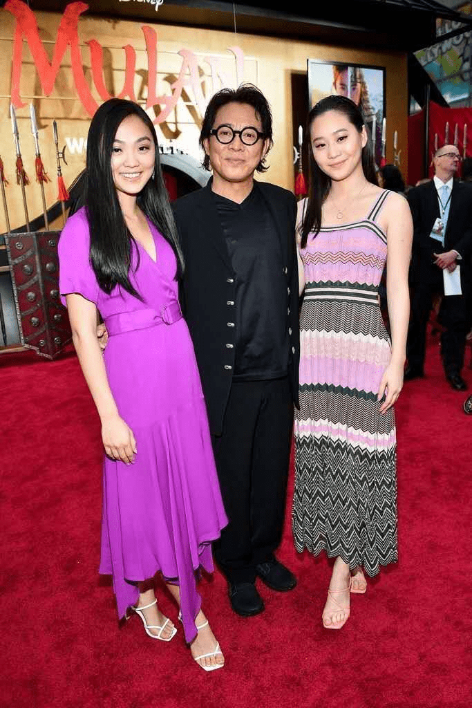 李连杰一家四口同框,两女都没妈妈有气质,一个比一个穿的开放!