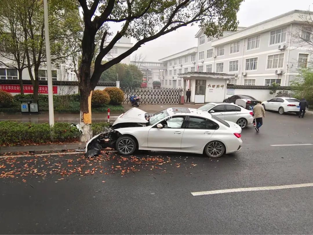 绍兴一中学旁白色宝马撞树车头撞毁网友惨不忍睹