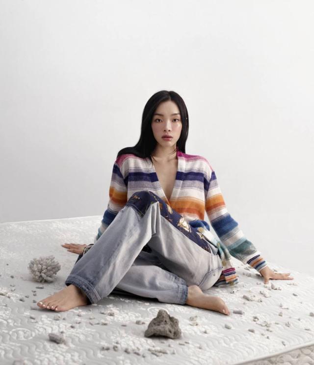 李佳琦妹妹出息了!长款针织配皮裤像超模,扣子只扣两颗大秀ab线