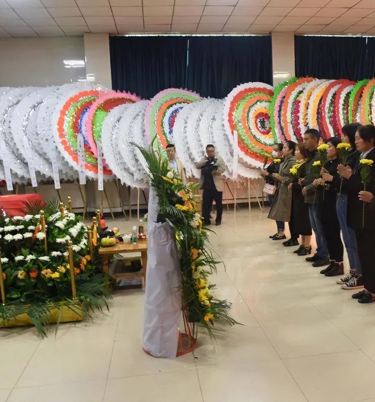 2014年福建一全球女通缉犯去世,160辆林肯千人为她送行,她是谁