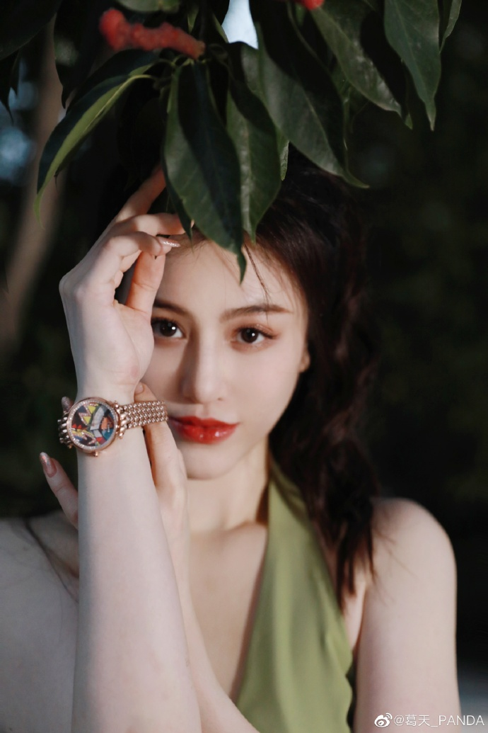 葛天穿绿色长裙清新甜美,搭配披肩长发显肤白如雪