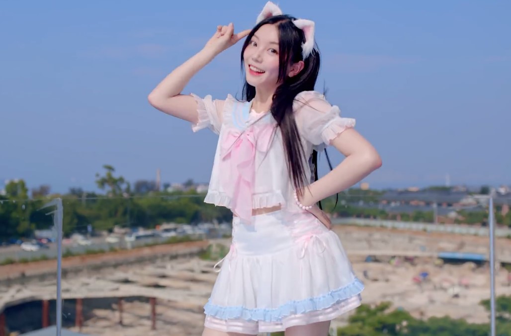 二次元腿王跳宅舞应援高考,海边镜头好似韩国女团,网友:爷青回