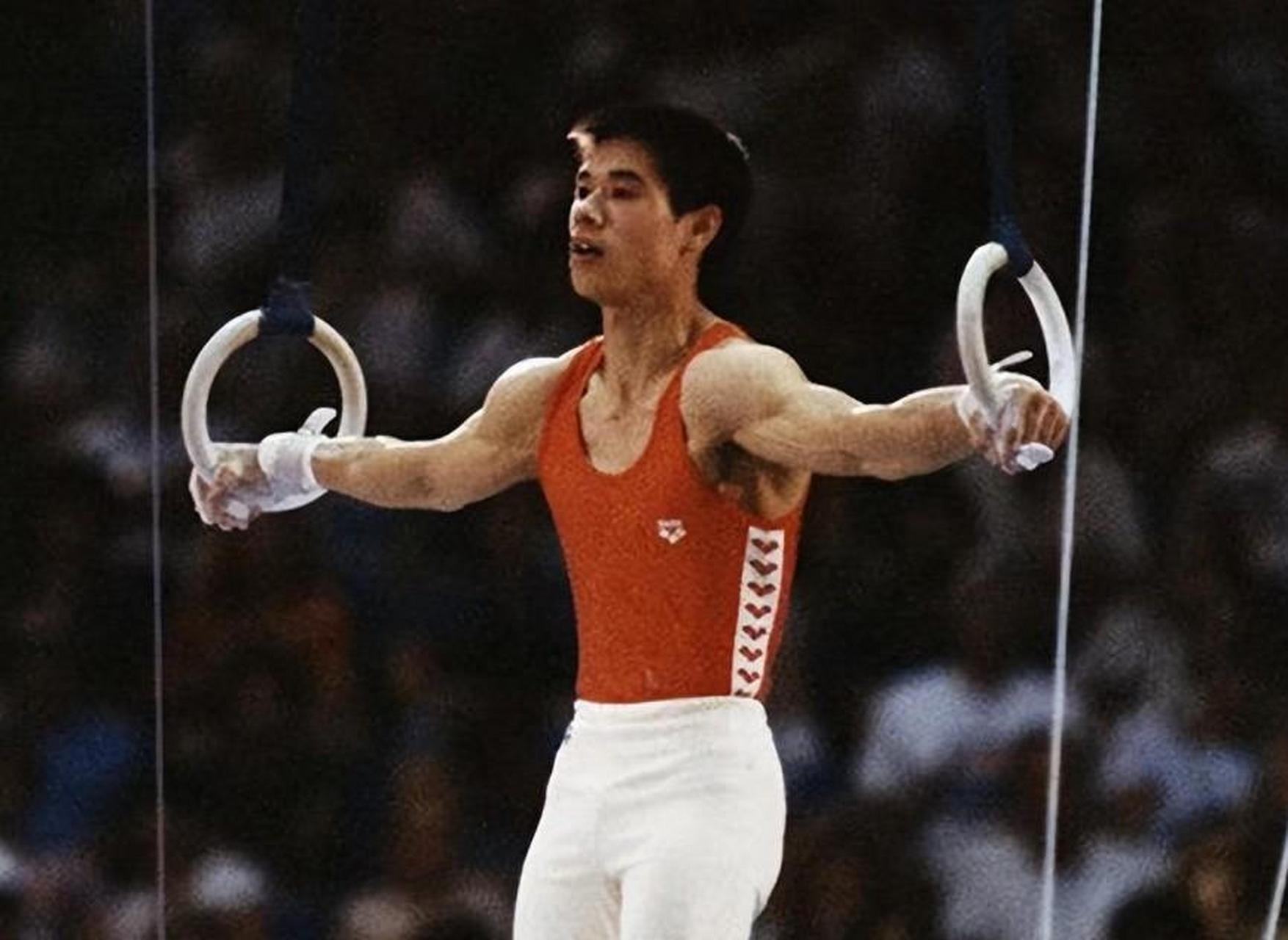 体操王子李宁近况:身家过百亿,头发斑白老态尽显,妻子依然貌美  他是