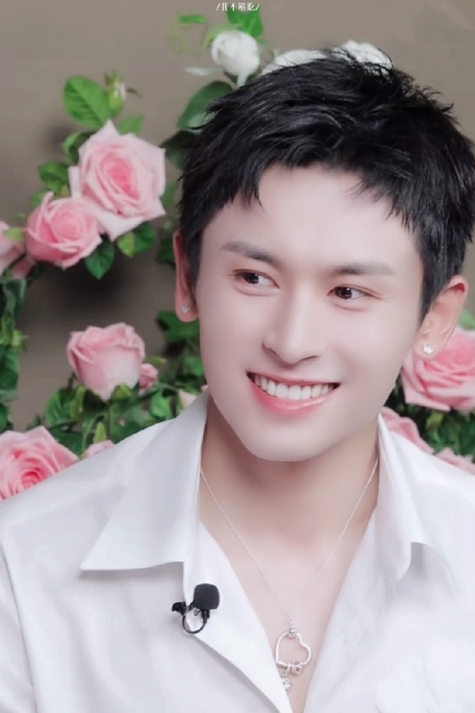 张哲瀚成一线明星,与鞠婧祎三搭成泡影,《花戎》男主换成郭俊辰