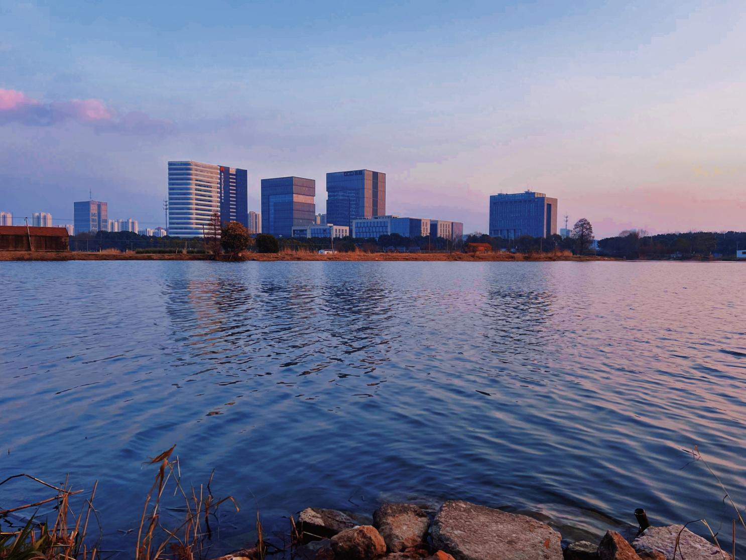 定格一幅春日限定画,在苏州吴中越溪张桥,与满天暮色撞个满怀