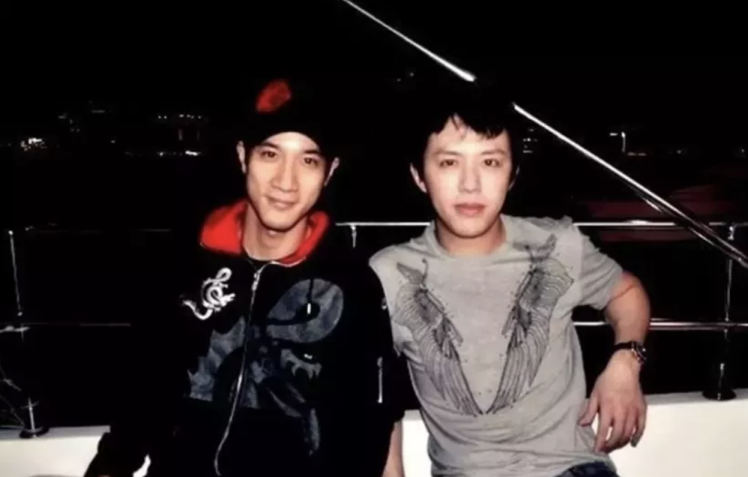 李云迪向左,郎朗向右