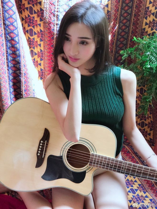 亚洲小姐总冠军吴春怡,性感美腿芭比车模,你是看车还是看人?