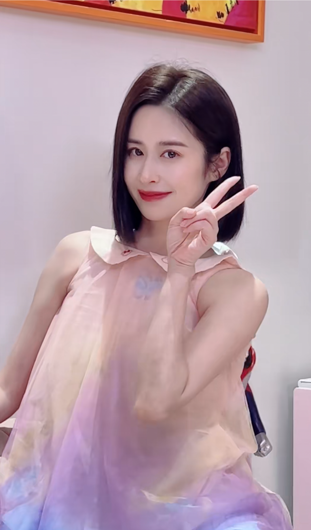 女星颖儿穿4岁女儿跟老公衣服!女儿的公主裙美,老公的球衣酷