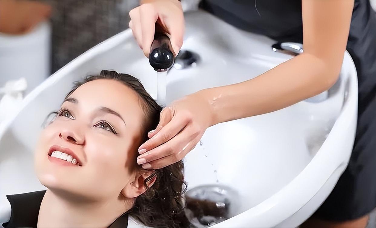 为什么理发店洗完头,头发蓬松有光泽?美发店老师道出了真相