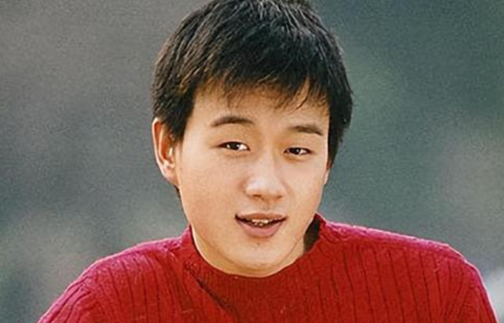 在本该开怀大笑,与玩伴四处疯闹的年纪,佟大为已会照顾家庭