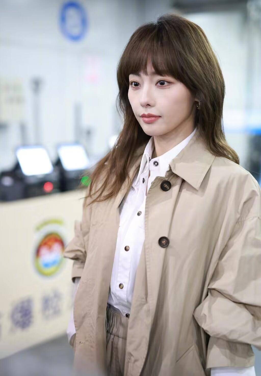 张嘉倪机场生图美出圈,网友直呼:真看不出她已经35岁了