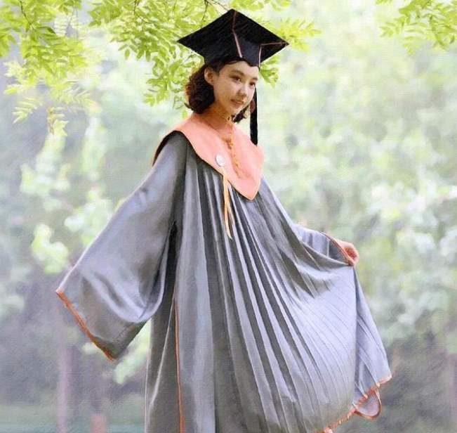 中央美院的"国风学士服"火了,风格唯美而庄严,宛如大家闺秀