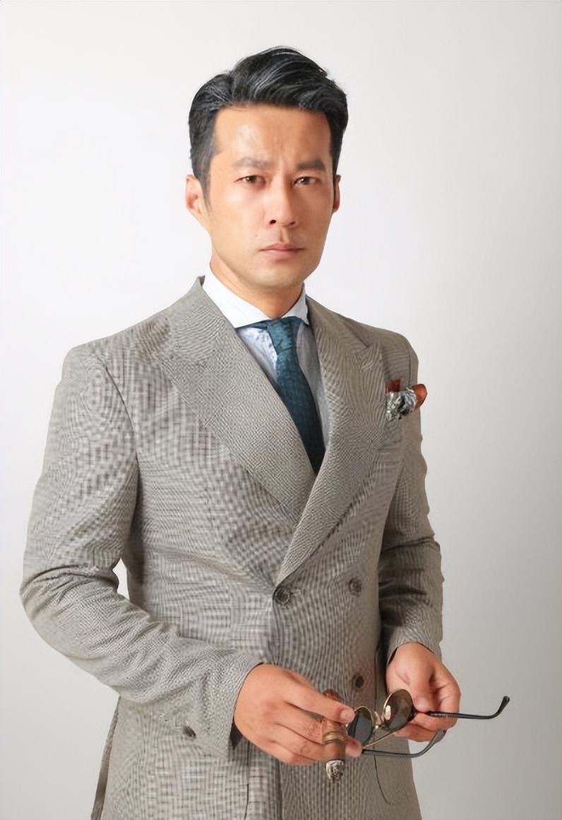 著名演员谭凯:免费当司机走上演艺路,他的孝心白发老母的眼泪