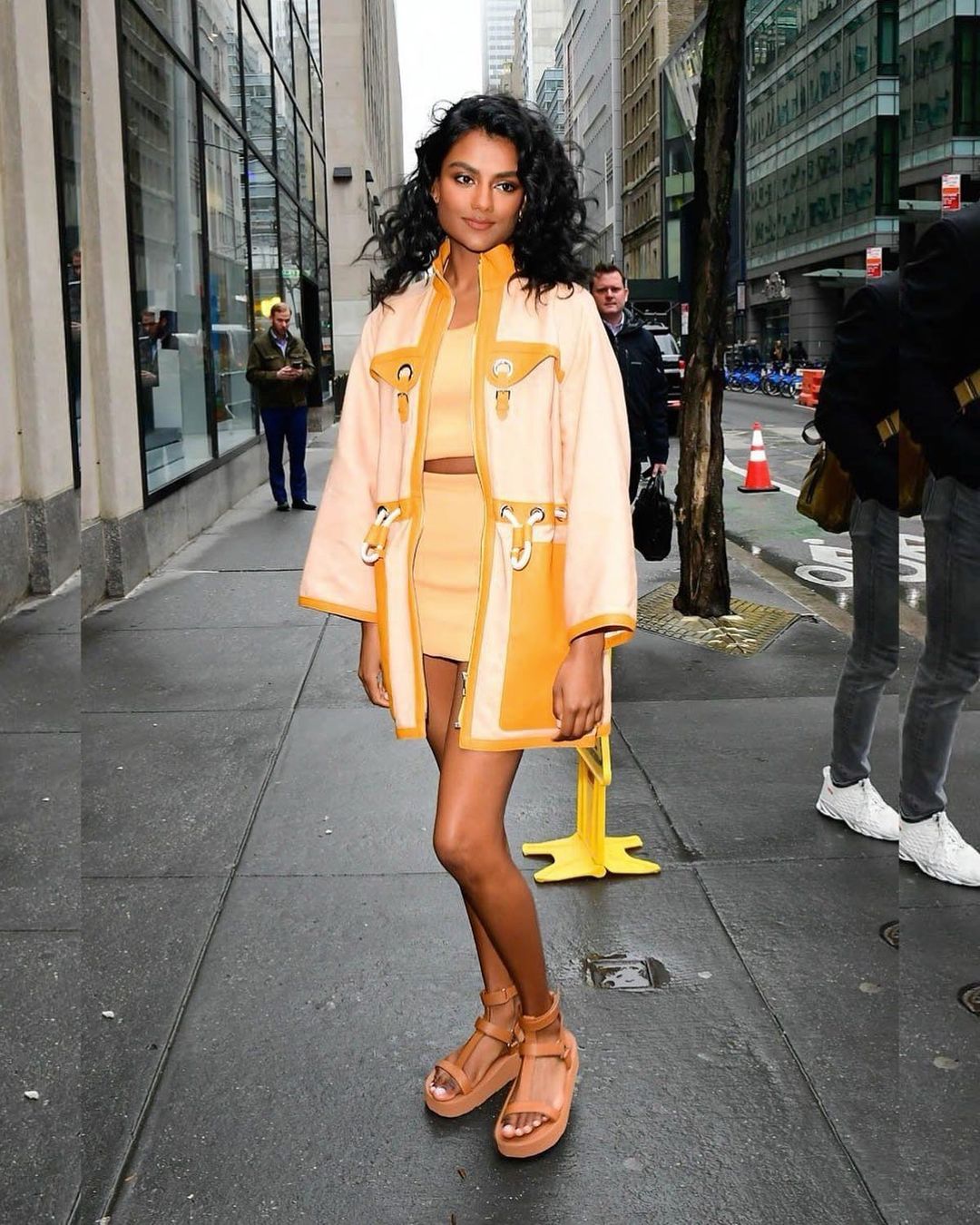 新星西蒙妮·阿什利闪耀着大胆的时尚感