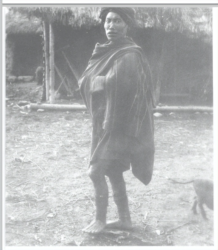 老照片,1937年拍摄的景颇族男子,穿着独特,所有人都光着脚
