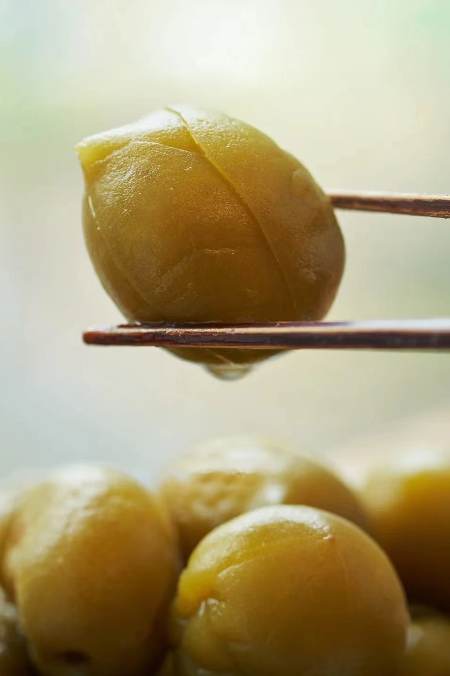 新鲜青梅酸涩,在潮汕地区,人们会用盐来腌制梅子,做成咸梅,或是酥梅.