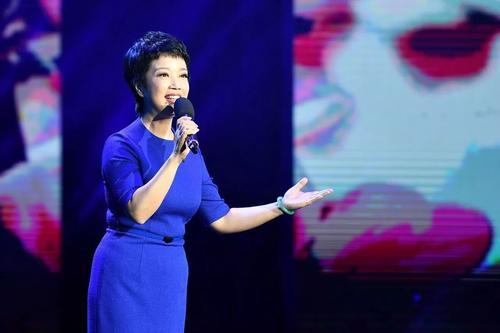 "邓颖超"特型演员黄薇,瘫痪10年的父亲离世后,孝心仍在继续