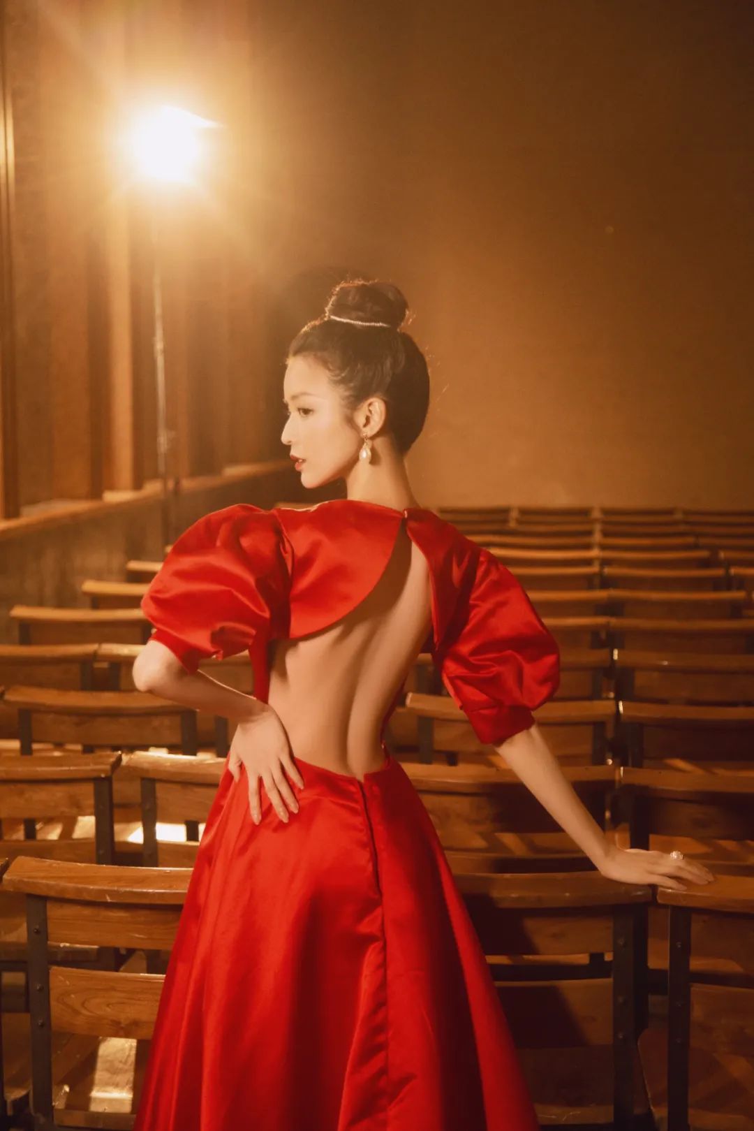 叶熙祺大露背复古新年照曝光