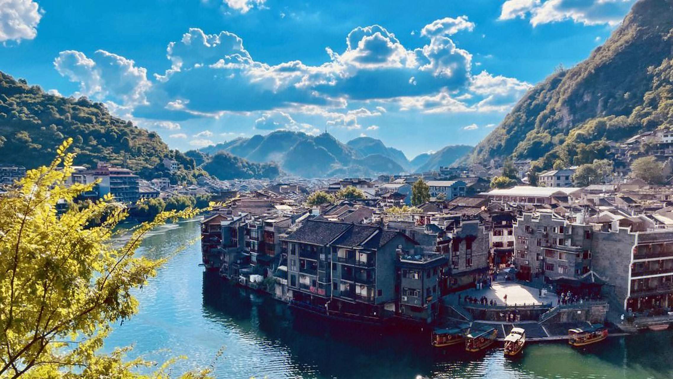 这里的山峦雄伟,水景美丽,石屏山就像一只雄狮昂首挺胸,非常壮观.