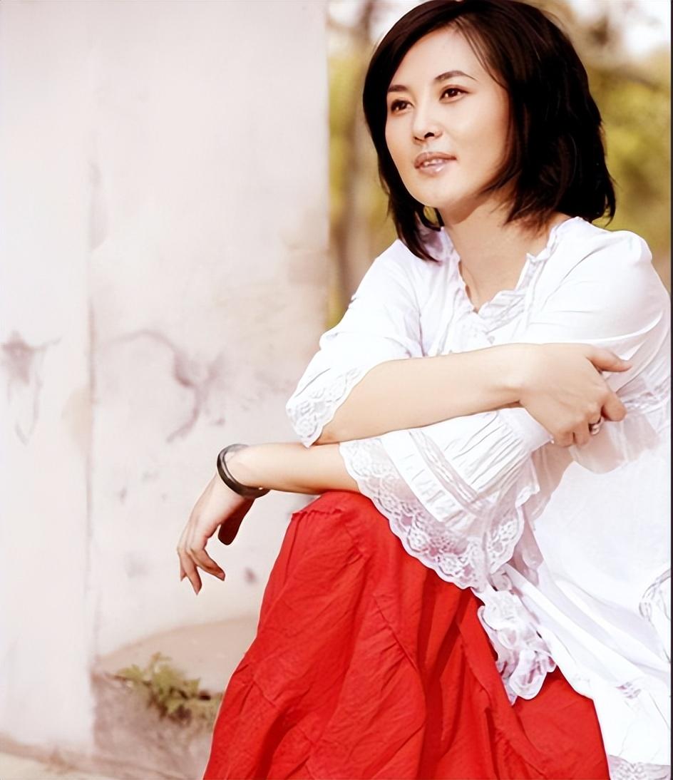 常戎与王菁华分手21年后,常戎娶比他小17岁妻子,他们有个女儿