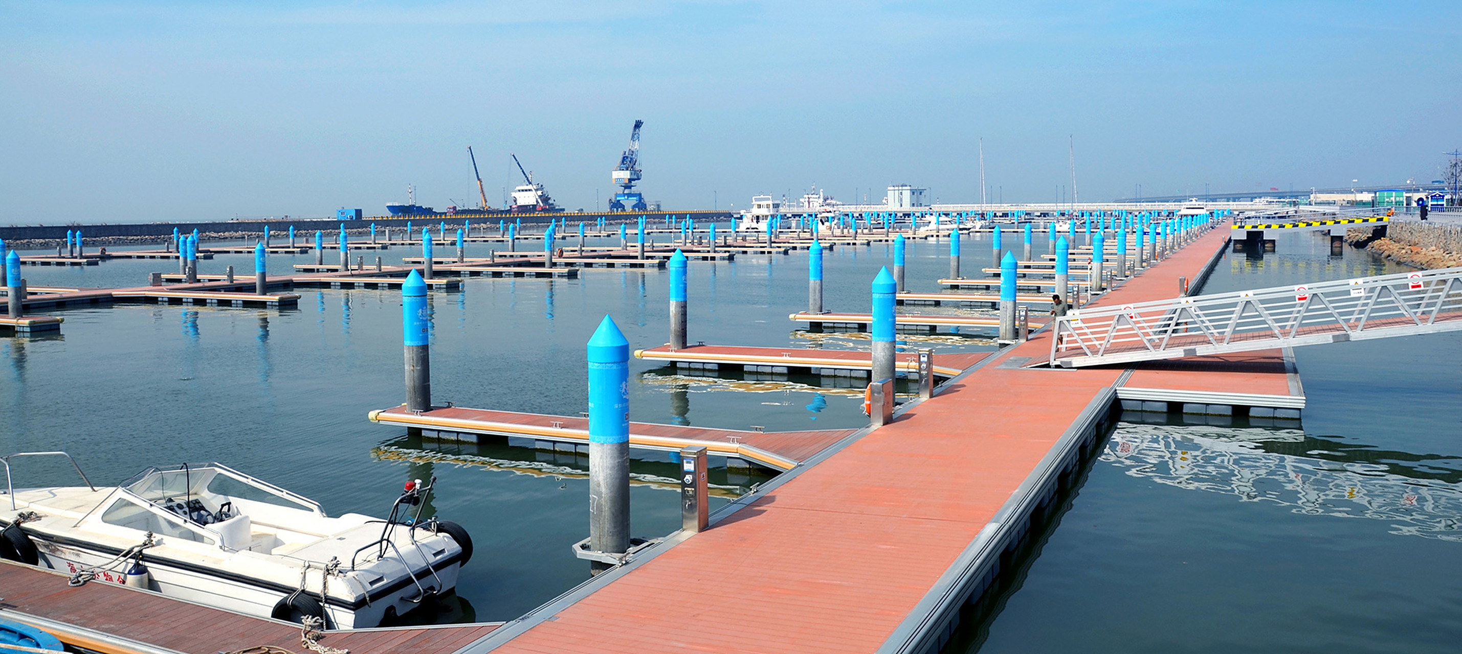 其优势包括:不用经常保养维护,浮桥材料耐腐蚀,防uv,抗冲击,表面花纹