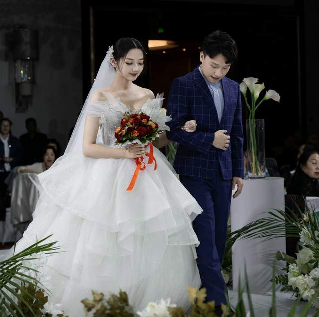 童星张兆艺深夜发文,称浴室玻璃门突然炸裂,一岁女儿和老公受伤