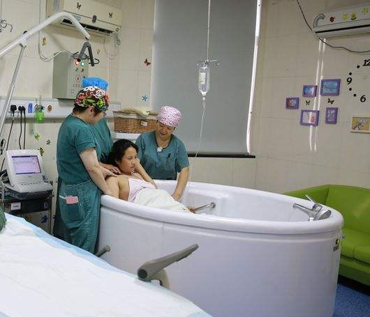 为啥女明星生娃喜欢水中分娩?谢依霖连生两胎,ella却未能如愿