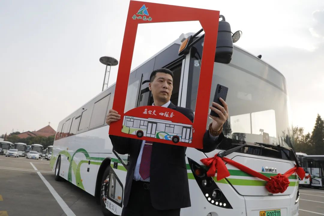 石梅线换新车啦!29辆纯电动公交车整装待发,抢先体验.