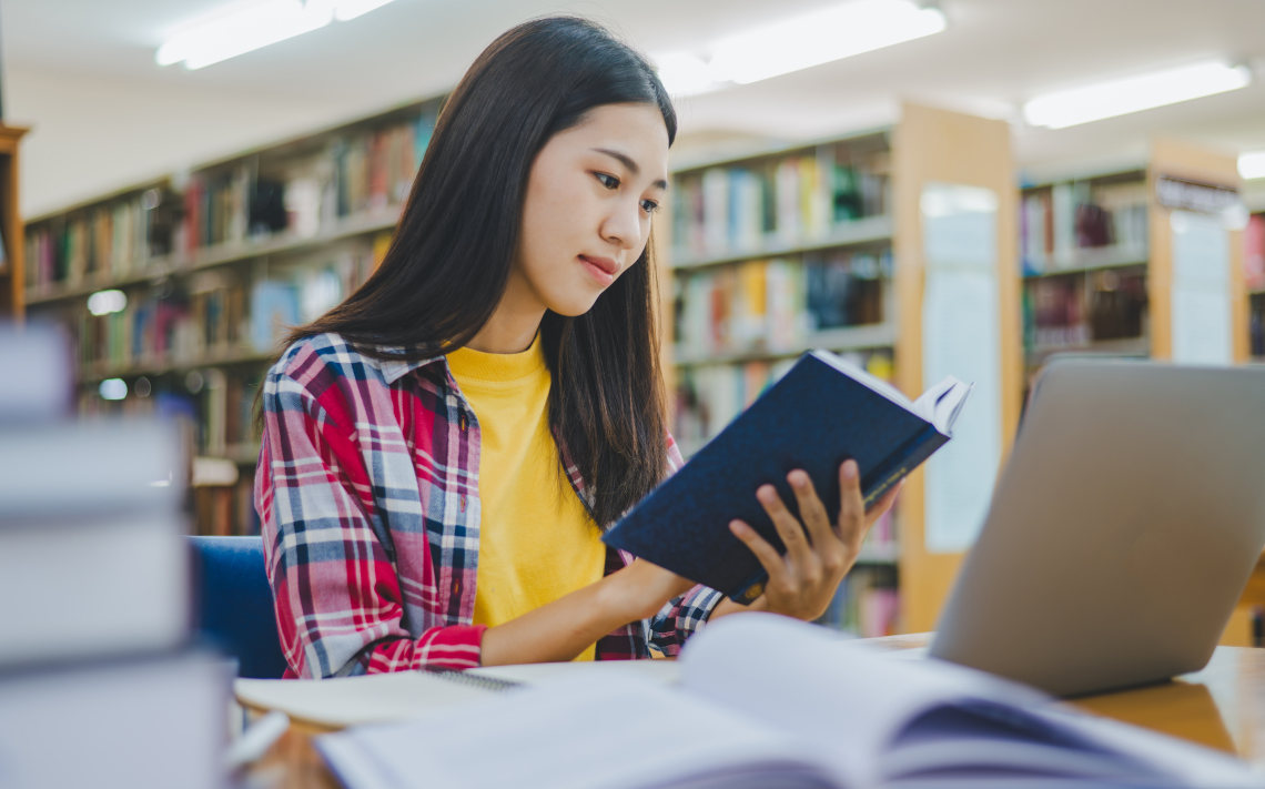 河北一女生图书馆霸座,1人占多个座位,暴躁发飙打人,不敢管?