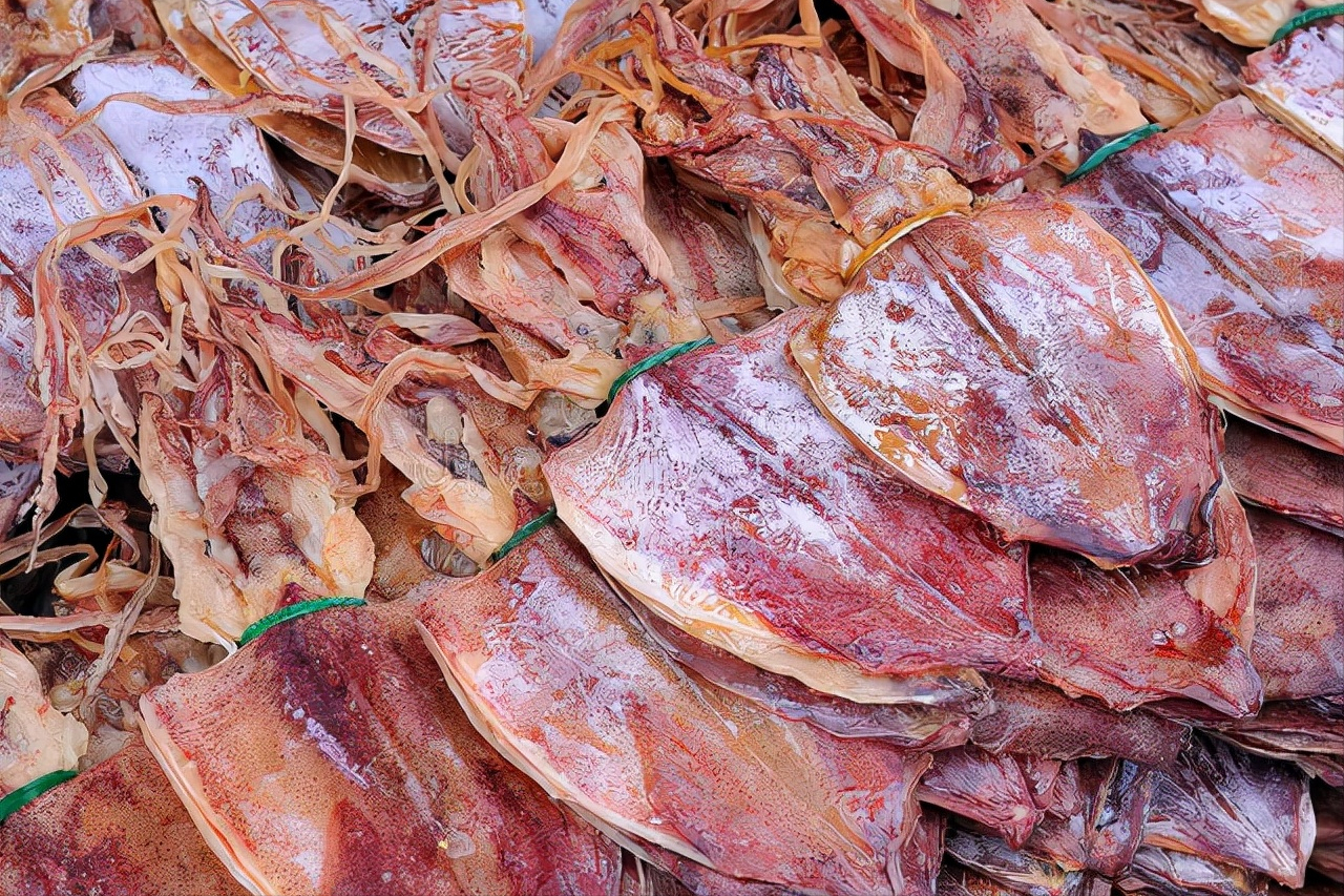 泡发干鱿鱼,只用水泡可不行,加入2样东西,泡得又大又新鲜