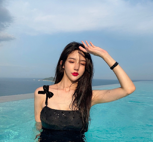 艾比女装人设崩塌?新视频男性特征愈加明显,遭众多粉丝吐槽