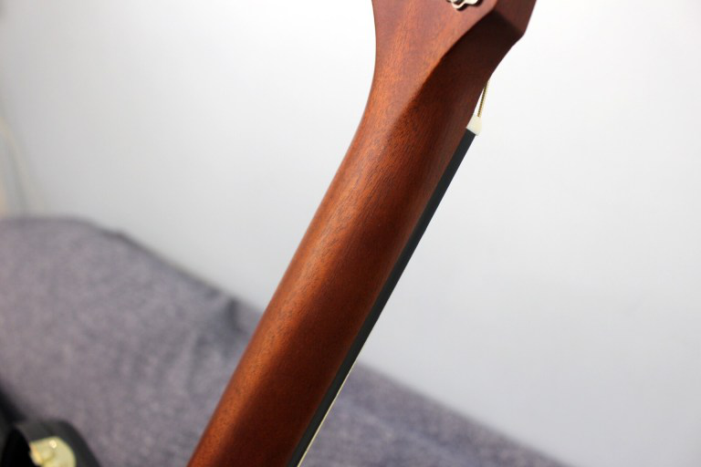 摸摸看琴颈,不咬手的木吉他就是好吉他