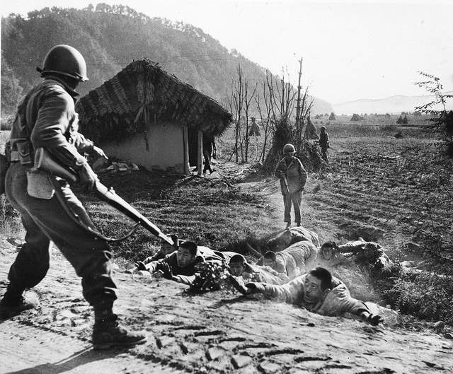 美军俘虏朝鲜人民军士兵