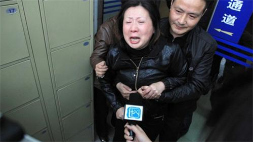 8年前,南京富二代听信谣言,连捅妻子60多刀,当时女儿就在旁边